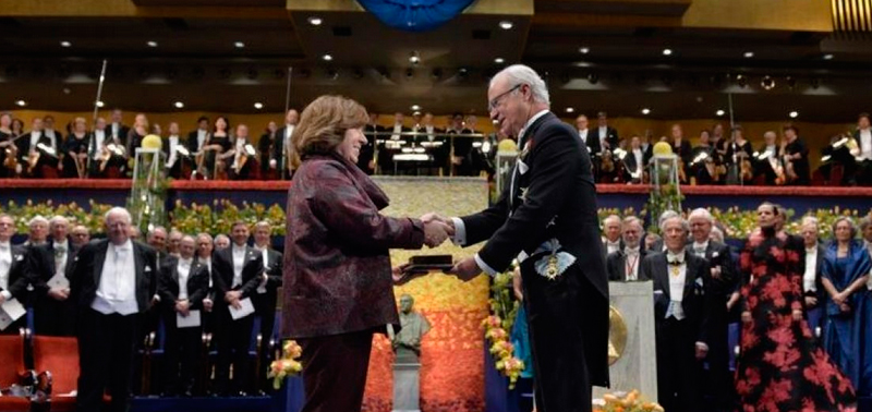 Se entregan los premios Cervantinos de literatura, pintura y música
